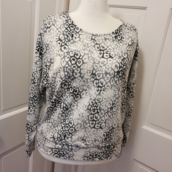 Retrology Gray Animal Print Knit Top Size Large, soft, comfy - Picture 4 of 10